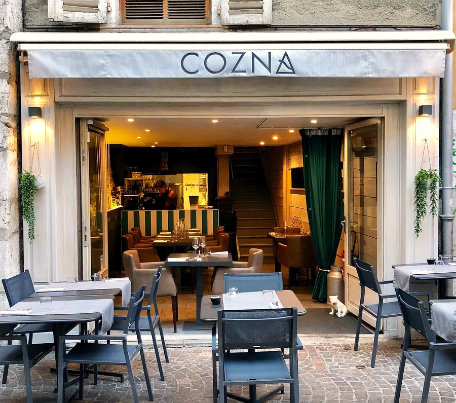 La devanture de Cozna au crépuscule